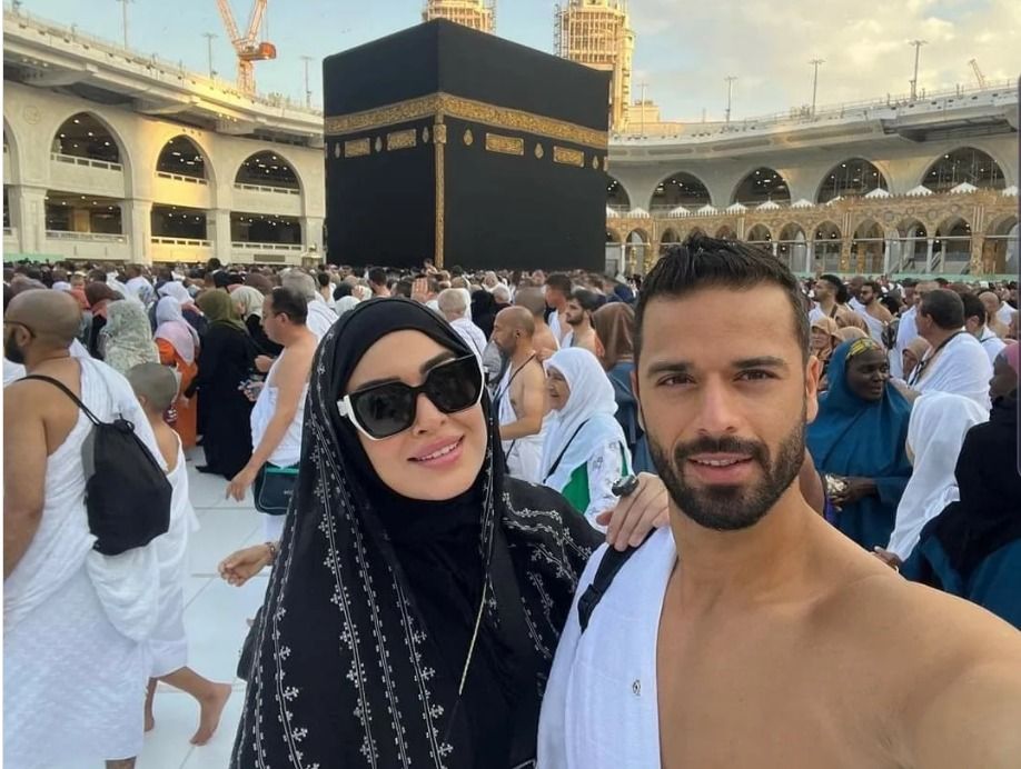 بصحبة زوجها .. ميرنا نور الدين تؤدي مناسك العمرة