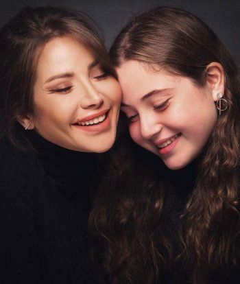 شاهد .. دهب إبنة سلافة معمار تضاهيها جمالاً.. وهكذا تغيرت ملامحها عبر السنوات!