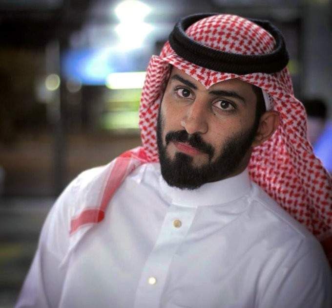 شاهد .. عبد الرحمن المطيري يُجري عملية جراحية-بالصورة