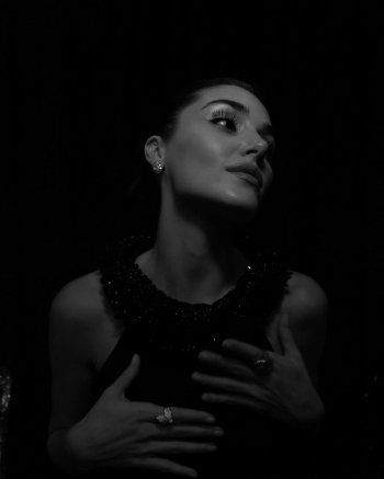 شاهد .. بظهر مكشوف.. هاندا أرتشيل تتألق بأحدث إطلالاتها