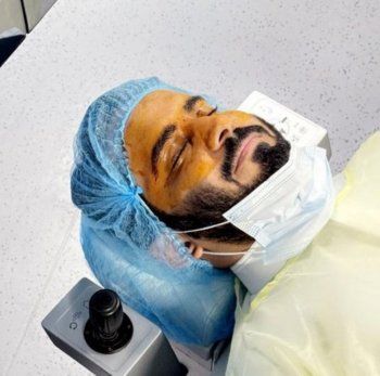 شاهد .. عبد الرحمن المطيري يُجري عملية جراحية-بالصورة