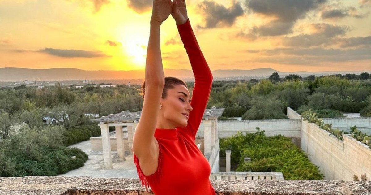 شاهد .. بظهر مكشوف.. هاندا أرتشيل تتألق بأحدث إطلالاتها