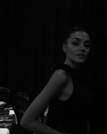 شاهد .. بظهر مكشوف.. هاندا أرتشيل تتألق بأحدث إطلالاتها