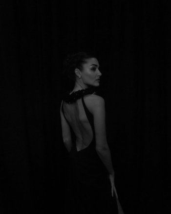 شاهد .. بظهر مكشوف.. هاندا أرتشيل تتألق بأحدث إطلالاتها