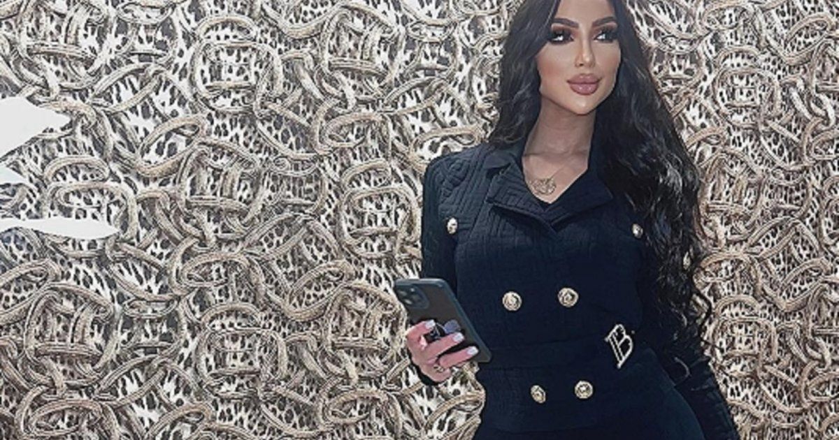 شاهد .. بالصور- بتنورة قصيرة وبطن مكشوف..دنيا بطمة تتألق بأخر إطلالتها