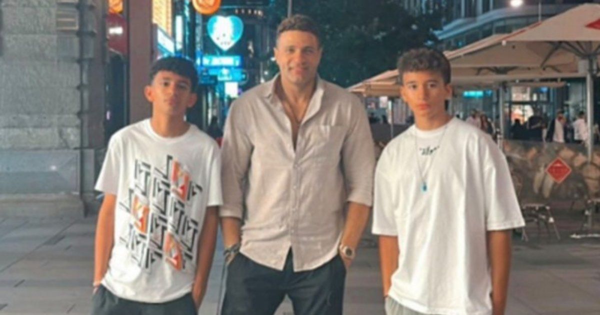 شاهد .. بالصورة- محمد نور يؤدي مناسك العمرة مع إبنيه عمر و علي