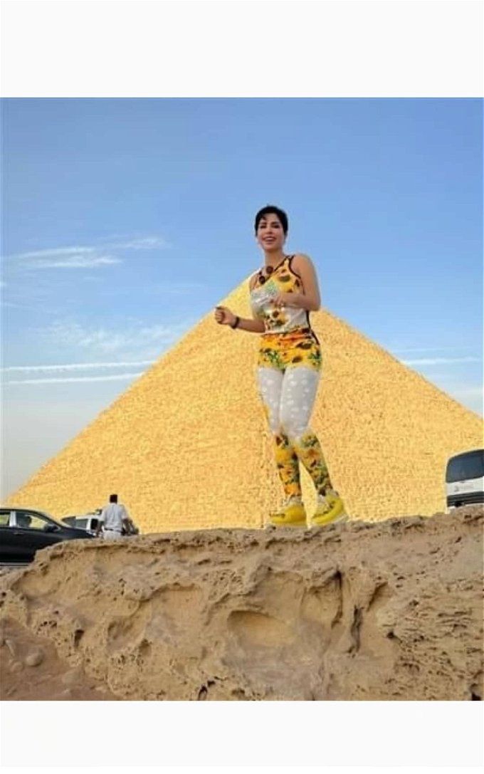 شمس الكويتية بملابس ملفتة تروج للسياحة من أمام الأهرامات.. (صور)