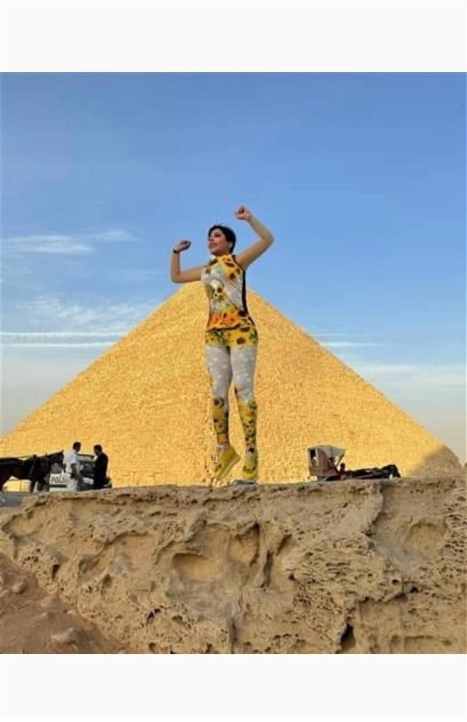 شمس الكويتية بملابس ملفتة تروج للسياحة من أمام الأهرامات.. (صور)