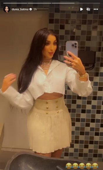 شاهد .. بالصور- بتنورة قصيرة وبطن مكشوف..دنيا بطمة تتألق بأخر إطلالتها