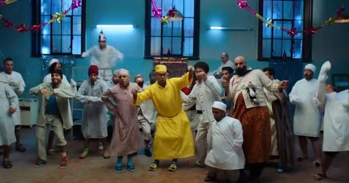 شاهد .. بالصورة - علي ربيع يحتفل بكسر أغنية فيلمه "بعد الشر" لحاجز الـ 100 مليون