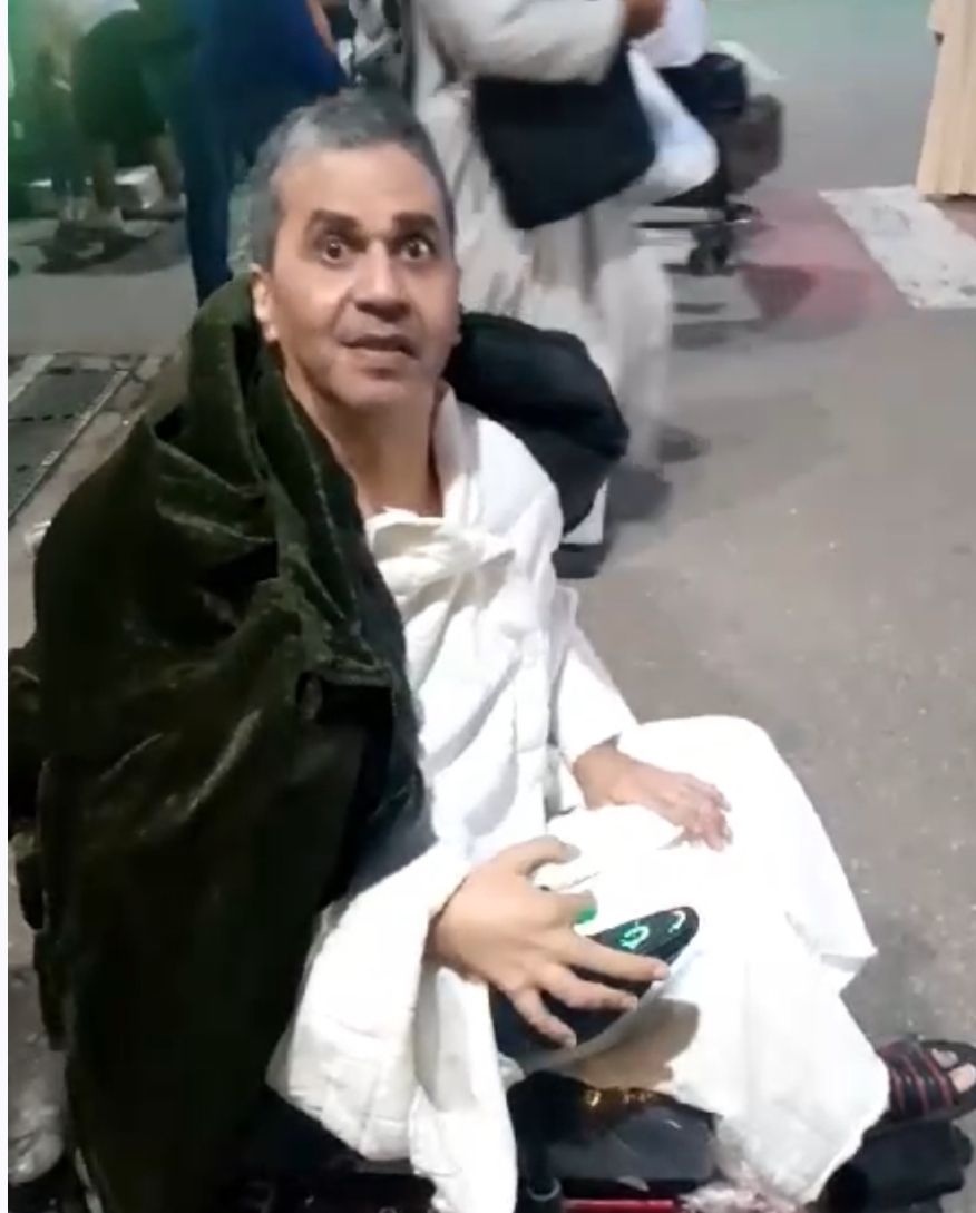 الفنان عمرو محمد علي يسافر ووالدته للعمرة بعد دعوته من عمرو الليثي