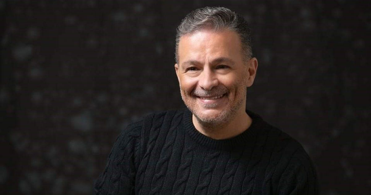 شاهد .. نقولا الأسطا بفيديو مفاجئ من منزله وحماته لها دخل بالموضوع