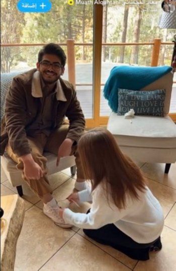 شاهد .. خطيبة إبنة هند القحطاني تركع أمامه لخدمته..هذا ما فعلته-بالصورة