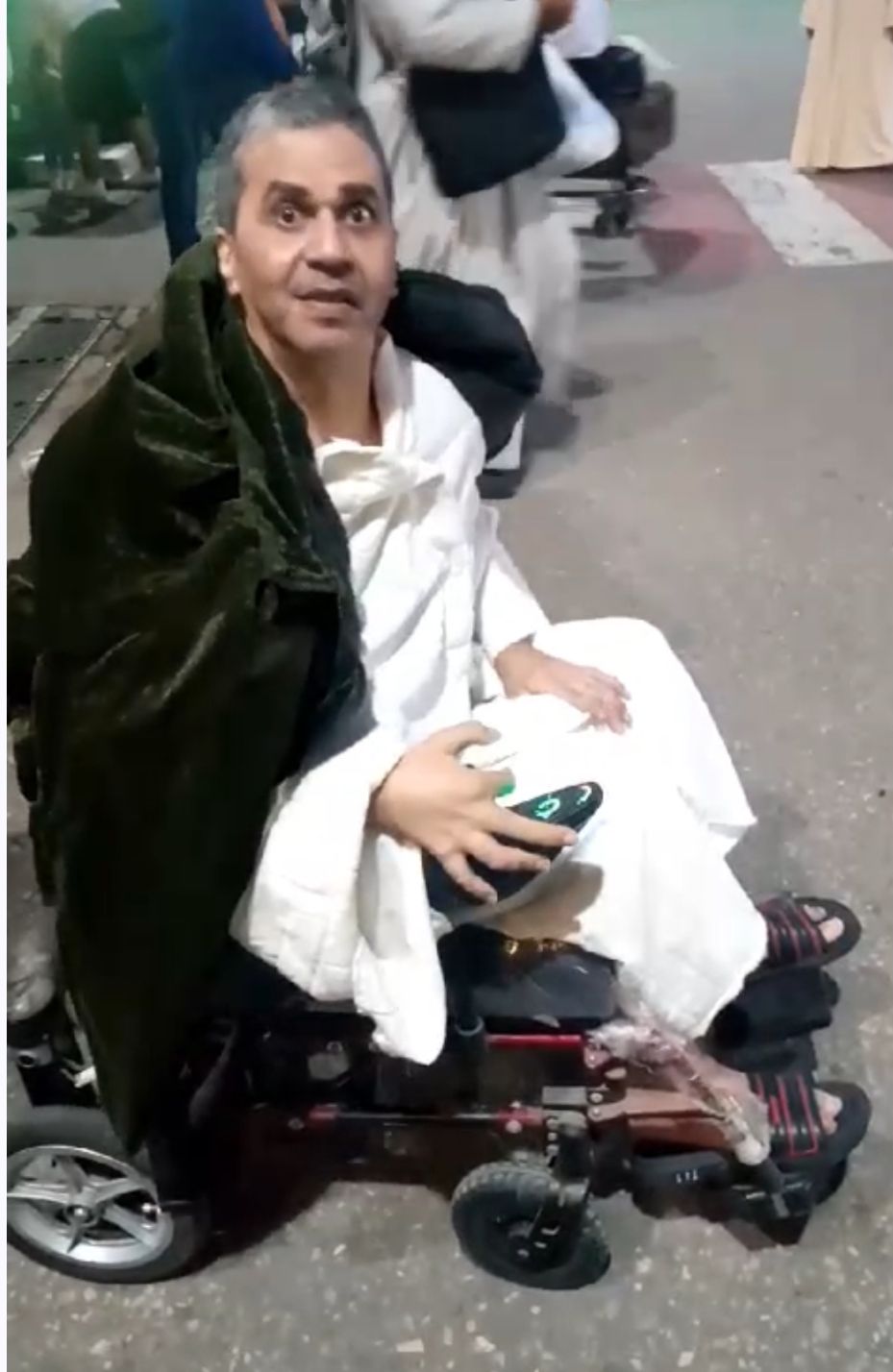 الفنان عمرو محمد علي يسافر ووالدته للعمرة بعد دعوته من عمرو الليثي