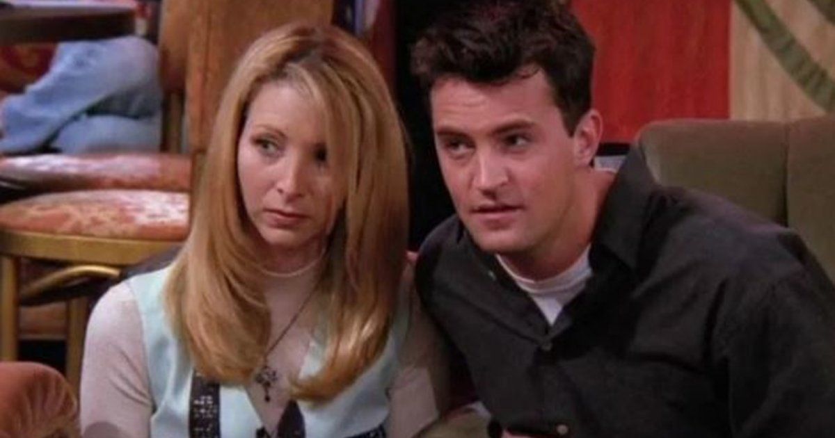 شاهد .. ليزا كودرو "فيبي" في "Friends" ترثي زميلها ماثيو بيري وصورة قديمة جمعتهما