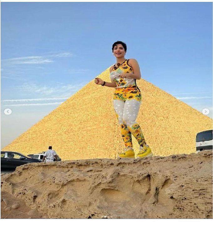 شمس الكويتية في مرمى الانتقادات بسبب إطلالتها الجريئة أمام الأهرامات.. ماذا حدث؟