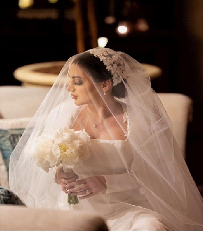 كأنها ملكة.. دانية شافعي تفاجئ الجميع بإطلالتها في حفل زفافها بدبي (صور)