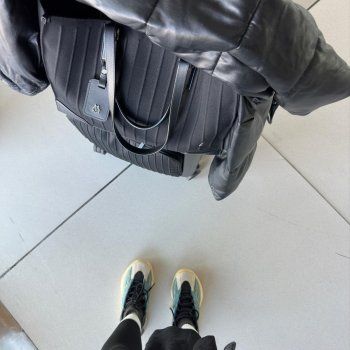 شاهد .. بالصور- من داخل المطار..يارا السكري تتألق بالكاجول الأسود