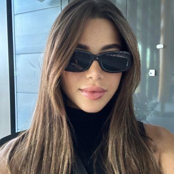 شاهد .. بالصور- من داخل المطار..يارا السكري تتألق بالكاجول الأسود