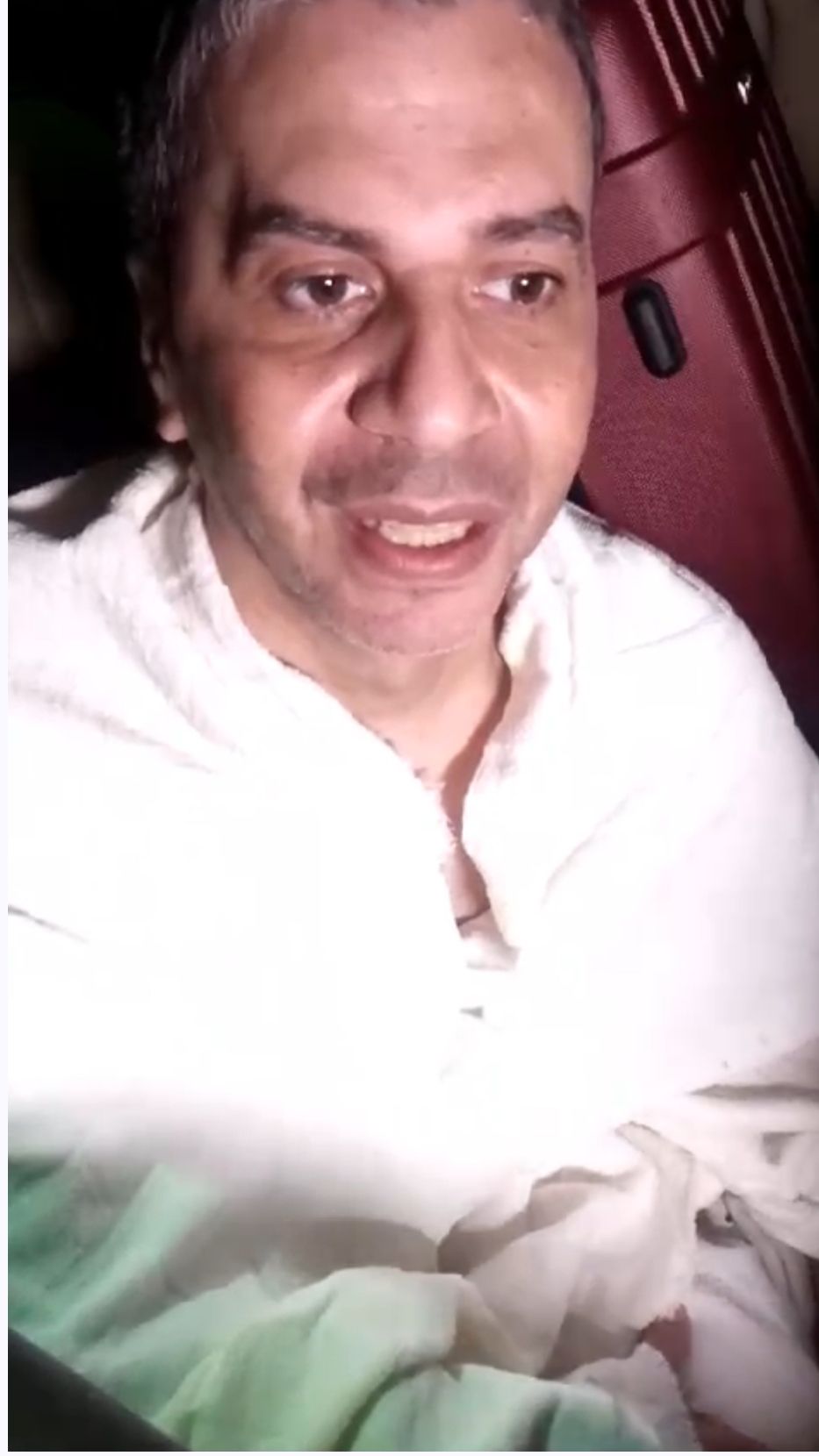 الفنان عمرو محمد علي يسافر ووالدته للعمرة بعد دعوته من عمرو الليثي