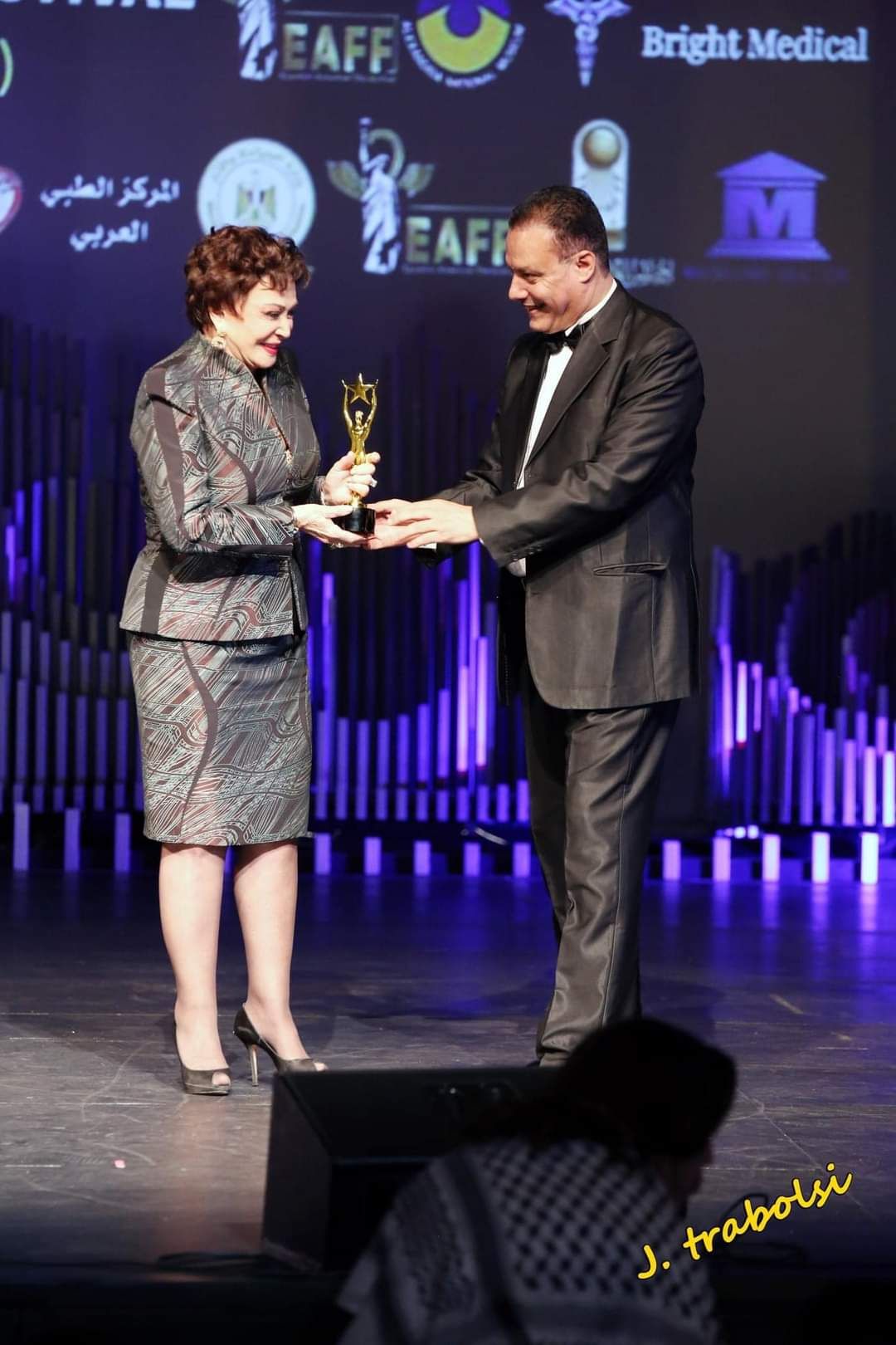 لبلبة تتسلم الجائزة المهداه للراحل أحمد زكي من المهرجان المصري الأمريكي