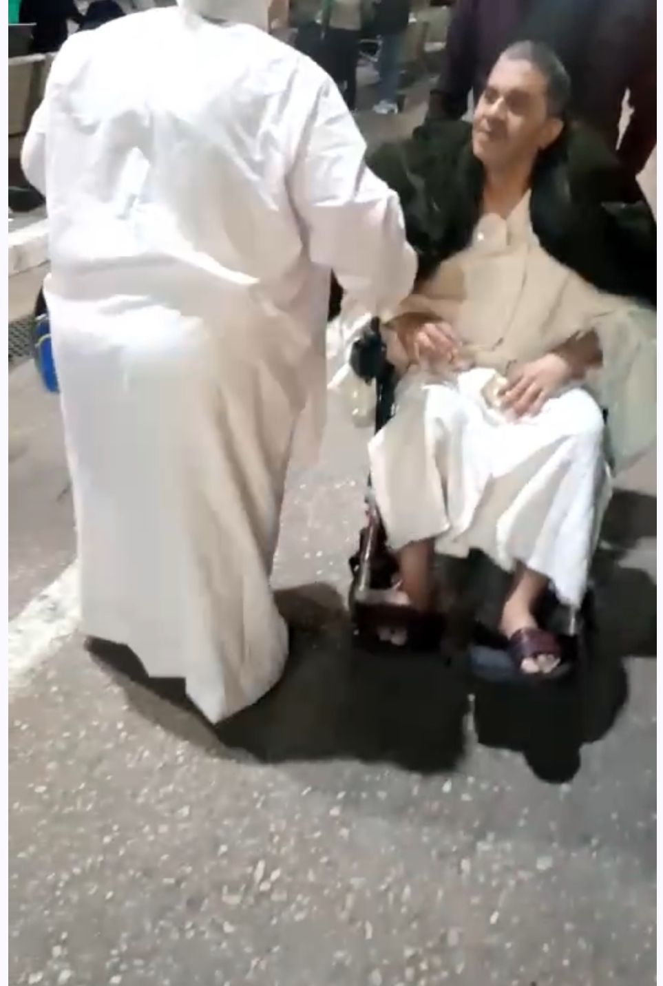 الفنان عمرو محمد علي يسافر ووالدته للعمرة بعد دعوته من عمرو الليثي