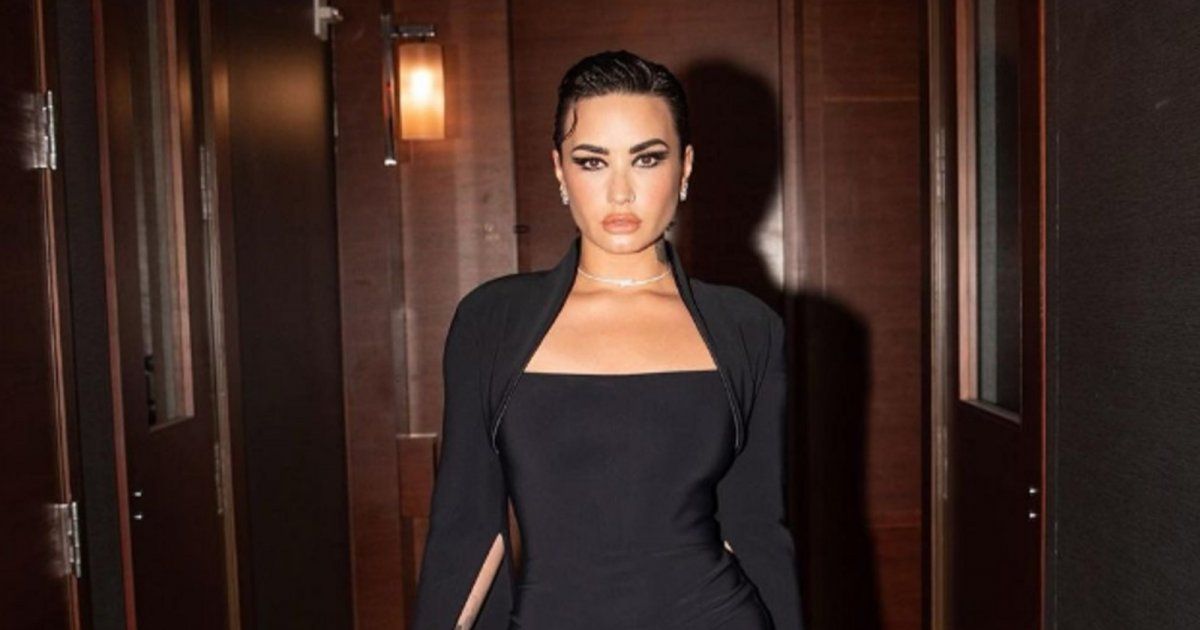 شاهد .. بالصور- بلوك رائع..ديمي لوفاتو تخطف القلوب بالأسود