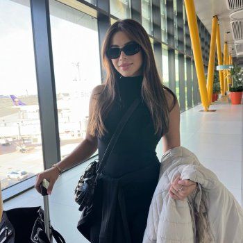 شاهد .. بالصور- من داخل المطار..يارا السكري تتألق بالكاجول الأسود