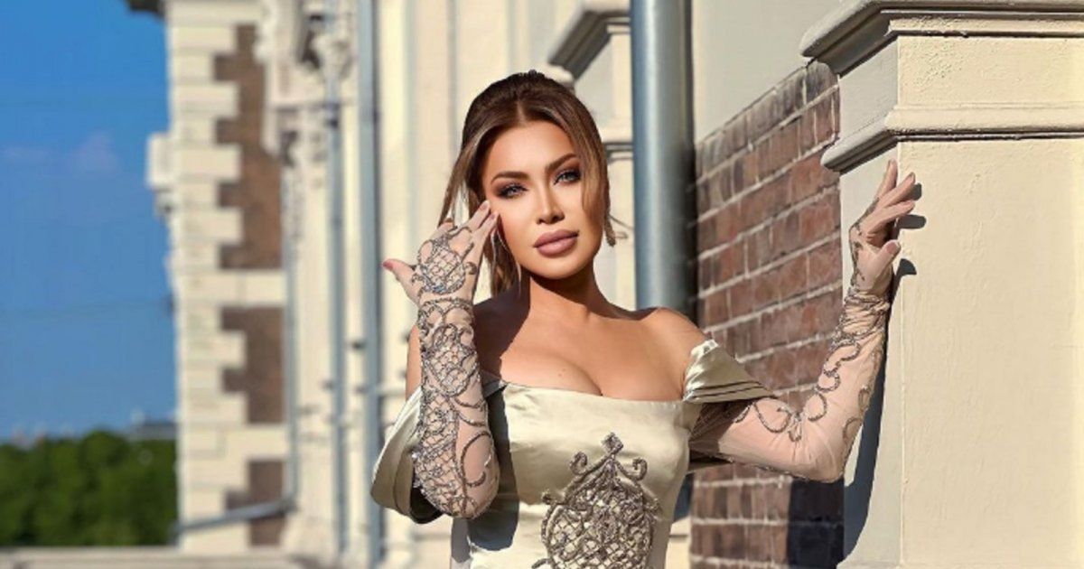 شاهد .. بالصورة- نوال الزغبي تخطف الأنظار ببدلة رسمية سوداء