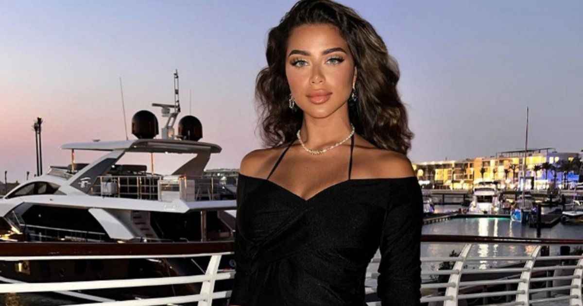 شاهد .. بالصور- من داخل المطار..يارا السكري تتألق بالكاجول الأسود