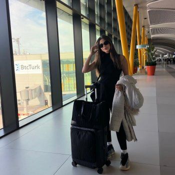 شاهد .. بالصور- من داخل المطار..يارا السكري تتألق بالكاجول الأسود