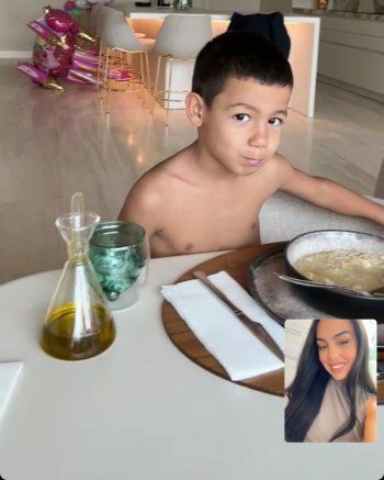 شاهد .. جورجينا رودريغيز بالـ هوت شورت والجمهور : "شو صاير عندك كرش" - بالصور