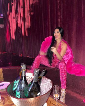 شاهد .. لاميتا فرنجية تحتفل بـ عيد ميلادها في دبي.. إطلالة جريئة ومشروبات كحولية - بالصور