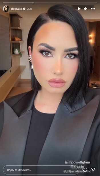 شاهد .. بالصور- بلوك رائع..ديمي لوفاتو تخطف القلوب بالأسود