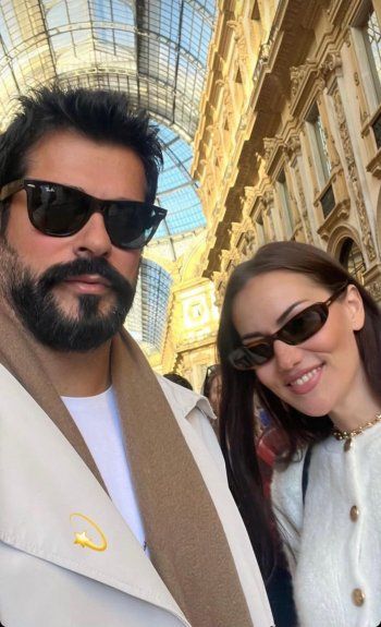 شاهد .. لحظات شديدة الرومانسية بين فهرية إفجين وبوراك أوزجفيت في إيطاليا