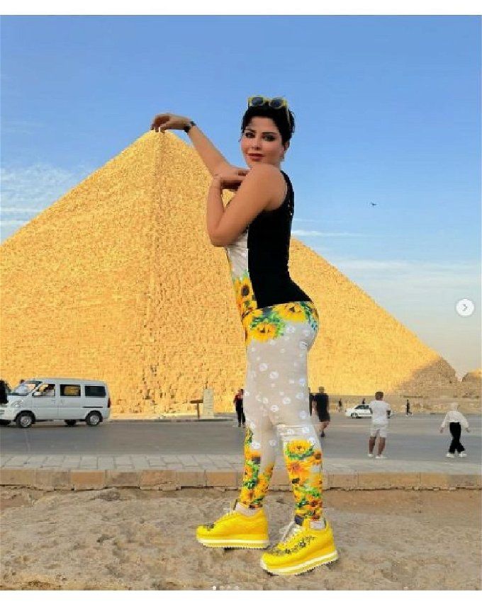 شمس الكويتية في مرمى الانتقادات بسبب إطلالتها الجريئة أمام الأهرامات.. ماذا حدث؟