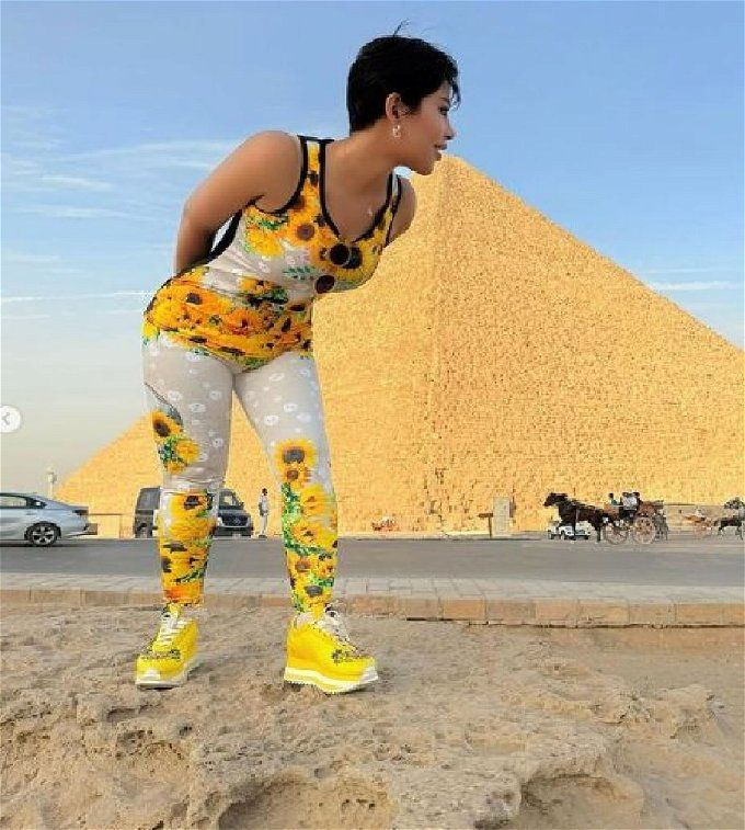 شمس الكويتية في مرمى الانتقادات بسبب إطلالتها الجريئة أمام الأهرامات.. ماذا حدث؟