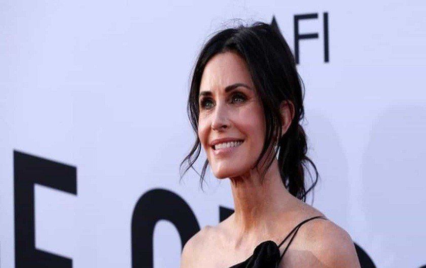 شاهد .. كورتني كوكس بكلام مؤثر عن ماثيو بيري