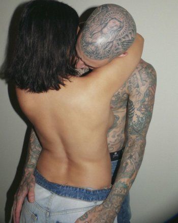 شاهد .. كورتني كارداشيان و زوجها ترافيس باركر بوضعيات جريئة وهكذا هنأته بعيد ميلاده-بالصور