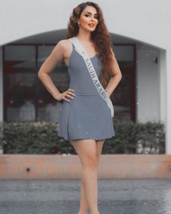 شاهد .. رومي القحطاني بفستان جريء يظهر قوامها الساحر في مسابقة ملكة جمال الكوكب-بالصور