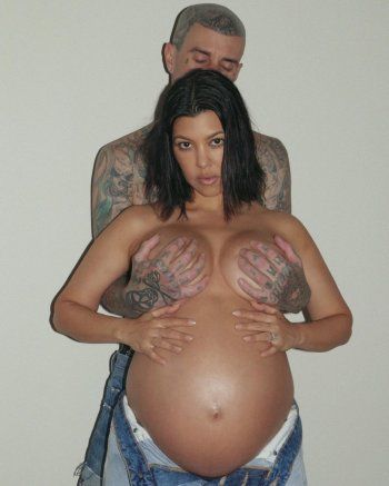 شاهد .. كورتني كارداشيان و زوجها ترافيس باركر بوضعيات جريئة وهكذا هنأته بعيد ميلاده-بالصور