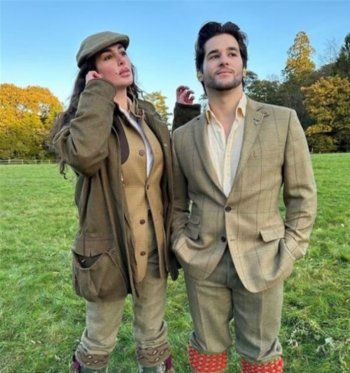 شاهد .. وسامة شقيق ياسمين صبري تلفت الأنظار خلال قيامهما برحلة صيد-بالصورة والفيديو