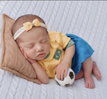 شاهد .. إبنة نيمار بصورة مفاجئة تخطف القلوب .. رضيعة بهيأة لاعبة كرة قدم