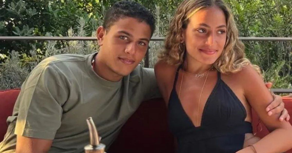 شاهد .. التوأم كنزي وعبد الله عمرو دياب يتلقيان معايدة مميزة من والدتهما وشقيقتهما جنا -بالصور