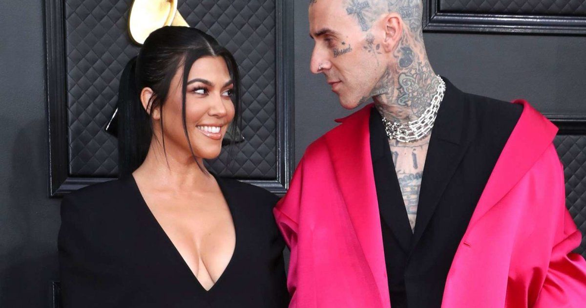 شاهد .. كورتني كارداشيان و زوجها ترافيس باركر بوضعيات جريئة وهكذا هنأته بعيد ميلاده-بالصور