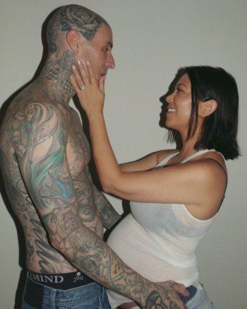 شاهد .. كورتني كارداشيان و زوجها ترافيس باركر بوضعيات جريئة وهكذا هنأته بعيد ميلاده-بالصور