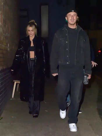 شاهد .. بالصورة- للمرة الأولى.. آشلي روبرتس مع حبيبها السري علناً في شوارع لندن