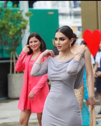 شاهد .. رومي القحطاني بفستان جريء يظهر قوامها الساحر في مسابقة ملكة جمال الكوكب-بالصور