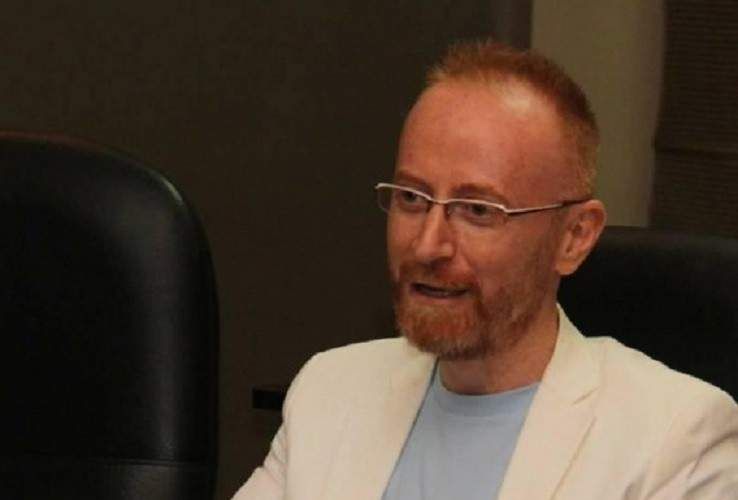 شاهد .. مصطفى الخاني يطل برفقة شقيقته.. والشبه بينهما يحدث ضجة