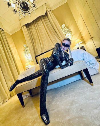 شاهد .. مادونا بصور مثيرة للجدل.. ومظهرها الهزيل حديث المتابعين